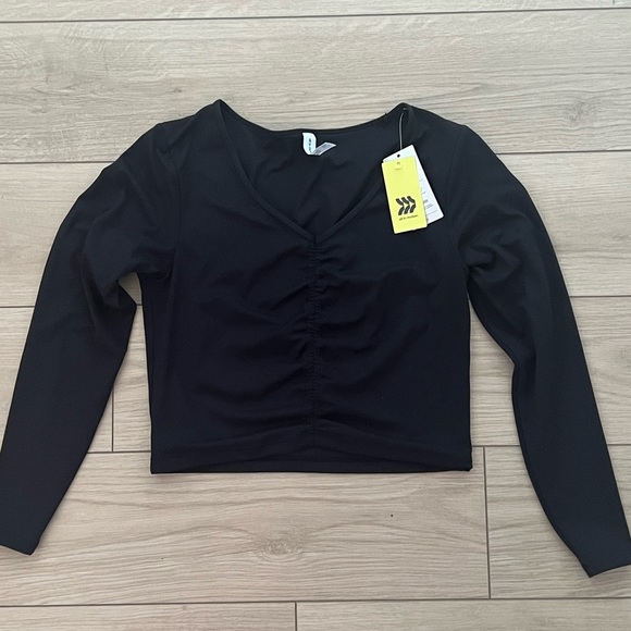 ✨NWT✨ ALL IN MOTION Flex Shirred Cropped Long Sleeved T-shirt - Black - Large - Picture 4 of 6